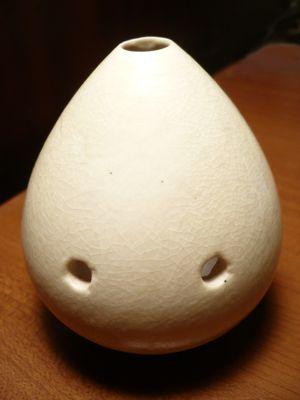 도기 훈(지공 8개)의 뒷면. 엄지손가락용