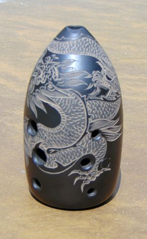 용이 새겨진 현대식 도자 쉰