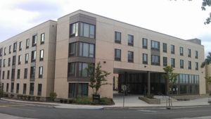 퀸스 칼리지 최초의 기숙사인 더 서밋(The Summit)