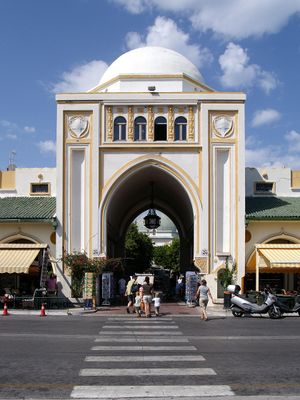 플로레스타노 디 파우토가 이탈리아 시대에 지은 만드라키 시장(네아 아고라)의 모습.