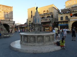 히포크라토스 광장의 중세 분수