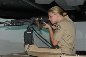 사격 체험을 하는 여고생