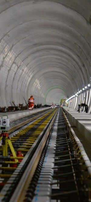 서쪽 터널의 최종 작업.