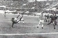 유벤투스의 공격수 조제 알타피니(앞)와 피에트로 아나스타시(뒤)가 인데펜디엔테의 수비수들을 상대로 경기를 펼치고 있다.