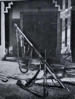 기병 제16연대의 군기와 44식 기병총(차총 상태)