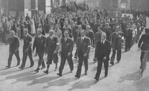 1945년 5월 6일 밀라노 해방 퍼레이드. 파리는 앞줄 왼쪽에서 세 번째에 있다.