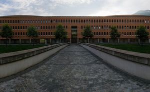 원래 스위스 PTT의 통신국을 위해 지어진 사무실 건물, 현재는 비즈니스 센터이다.