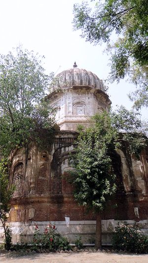 마하 싱 또는 마한 싱의 사마디, 구지란왈라의 셰란왈라 정원 근처