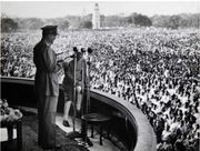 네루가 지켜보는 가운데 파테 마이단에서 군중들에게 연설하는 초우드리 소장