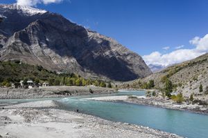 히마찰프라데시 탄디에서 찬드라 강(왼쪽)과 바가 강(오른쪽)이 합류하여 체나브 강을 이룬다.