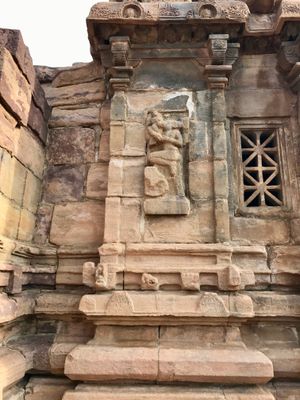 상가메스와라 시바 사원 벽에 있는 미완성 비슈누 아바타라 바라하 부조