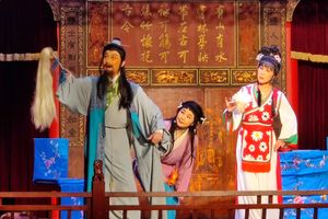 회해극에서 려동빈과 백모란을 공연하는 모습