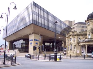 트리니티 로드의 옛 핼리팩스 은행 본사