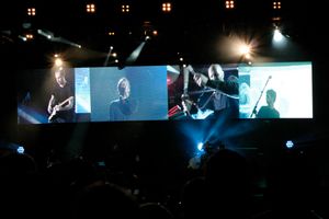 콜드플레이가 2005년 Twisted Logic Tour에서 "Talk"를 공연하고 있다.