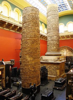 영화에서 빅토리아 앤드 앨버트의 석고상 트라야누스 원주가 논의된다.