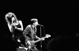 1983년 엑스 콘서트 중의 익신 세르벤카와 존 도