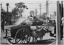 제1대대, 제69기갑연대, 제25보병사단의 전차가 1966년 3월 12일 사이공 항에서 LST에서 하선한 직후 사이공을 통과하고 있다.