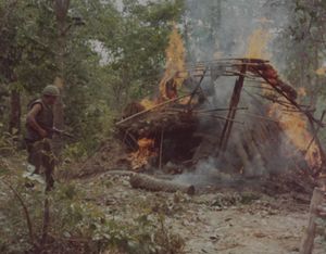 제25보병사단 제5(기계화)보병 제1대대 "B" 중대의 병사들이 1966년 4월 8일 구찌 기지 캠프 근처 미쉐린 고무 농장에서 수색 및 파괴 임무 중 베트콩 보급 창고에 불을 지르고 있다.