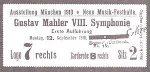사각형 카드, 주요 텍스트는 "Ausstellung München 1910. Neue Musik-Festhalle. Gustav Mahler&nbsp;VIII. Symphonie, Erste Aufführung, Montag 12. September 1910."이다.