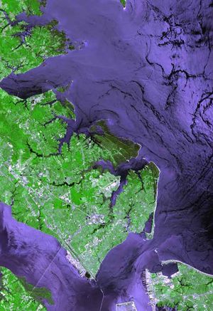 체서피크 만 건너편 남동쪽에 노퍽이 있는 햄프턴의 위성 이미지.