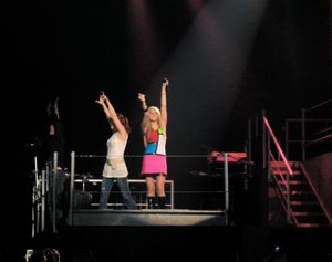 베스트 오브 보스 월드 투어에서 "Pumpin' Up the Party"를 공연하는 사이러스