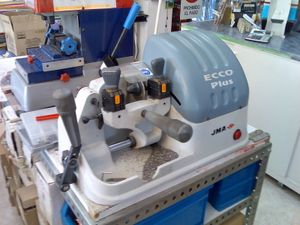 열쇠 복제 기계. 원본 열쇠(왼쪽 홀더)는 복제품의 절삭 깊이를 제어하는 선형 캠 역할을 한다.