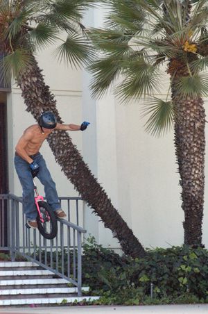 제스 리겔이 레일을 갈고 있다. 스트리트 외발자전거 기술