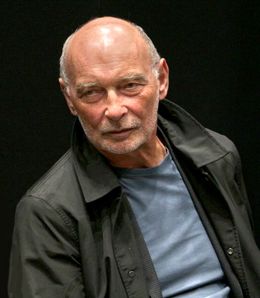 2018년 글래스고 영화 & 코믹 콘에서 무대에 오른 제임스 포크너