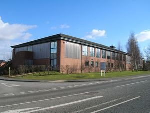 브래켄허스트 캠퍼스의 일반적인 현대식 건물