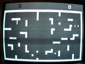 게임 플레이 사진; 두 대의 탱크는 하단에 있으며 어느 플레이어도 점수를 얻지 못했다.