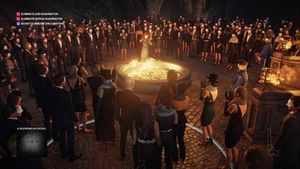 이 게임플레이 스크린샷에서, 요원 47은 스가일 섬 맵에서 아크 소사이어티의 일원으로 변장하고 있다.