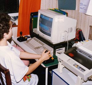 어린이가 Amiga 500에서 Turrican을 플레이하는 모습