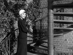 파리에서 돌아온 사브리나의 장면을 위한 지방시 수트