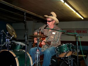 해질 애드킨스가 메릴랜드주 볼티모어의 루츠 카페가 주최한 "락 앤 볼" 콘서트 시리즈의 일환으로 세이들 레인스에서 공연하고 있다.