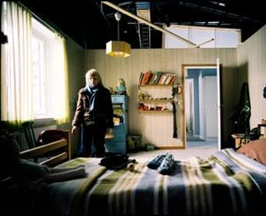 천장이 없어 다양한 오버헤드 조명 기법이 가능했다.