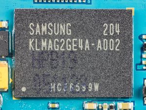 삼성 갤럭시 탭 2 10.1(Samsung Galaxy Tab 2 10.1) 내부의 eMMC KLMAG2GE4A-A002