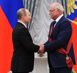 블라디미르 푸틴 대통령이 2015년 12월 10일 미할코프에게 1등급 조국 훈장을 수여하고 있다.