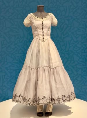 미아 와시코브스카가 이상한 나라의 앨리스에서 주인공으로 착용한 의상, 애트우드 디자인.