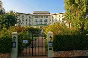 여러 장면이 그랑 오텔 뒤 카프 페라(Grand-Hôtel du Cap-Ferrat)에서 촬영되었다.