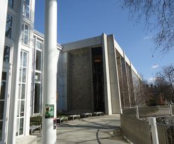 1967년에 건립된 대학의 메인 도서관, 웨이드너 스퍼 도서관