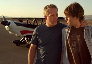 취소된 시리즈의 테스트 장면에서 릴리 맥클렌던과 에드 토마스.