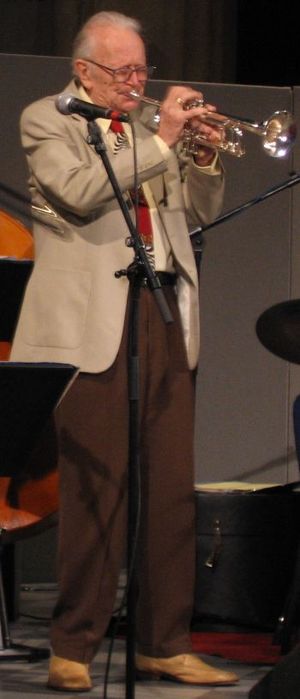 재즈 트럼펫 연주자 험프리 리텔턴(2006년 사진)과 그의 밴드는 "Life in a Glasshouse"에서 공연했다.