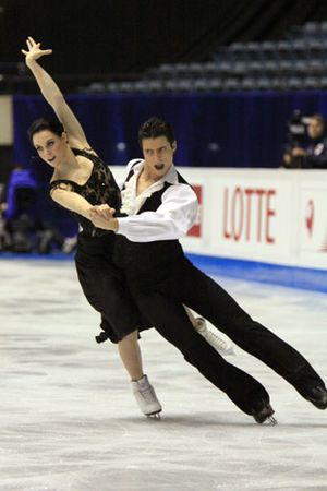 테사 버츄와 스콧 모이어(2009)가 아이스 댄스 홀드를 시연하고 있다.