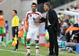 2014년 FIFA 월드컵에서 나이지리아를 상대로 경기하는 동안 카를루스 케이루스와 함께 있는 구차네자드