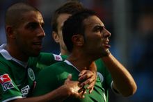 2008년 8월 24일 VfL 보훔과의 경기에서 득점 후 마히르 사을륵 및 즈브예즈단 미시모비치와 함께 기뻐하는 데자가