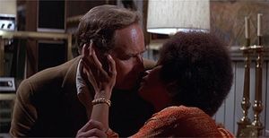 《오메가 맨》의 한 장면에서 키스하려는 찰턴 헤스턴과 로잘린드 캐시