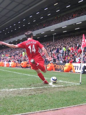 2006년 3월, 리버풀의 코너킥을 차는 알론소