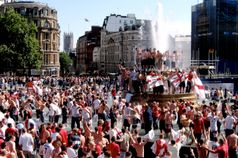 파라과이전 승리를 기뻐하는 잉글랜드 서포터