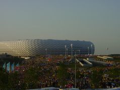 경기가 끝난 후 알리안츠 아레나를 나서는 관중들