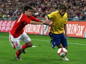 바르네타가 2006년 브라질과의 친선 경기에서 라파엘 소비스에게 도전하고 있다.